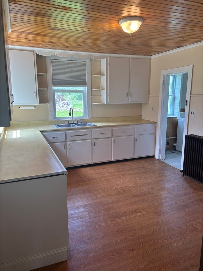 Building Photo - 490 Bangs Rd