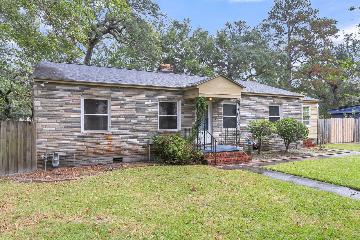 Foto principal - Charming Single-Family Home in Oak Forest,...