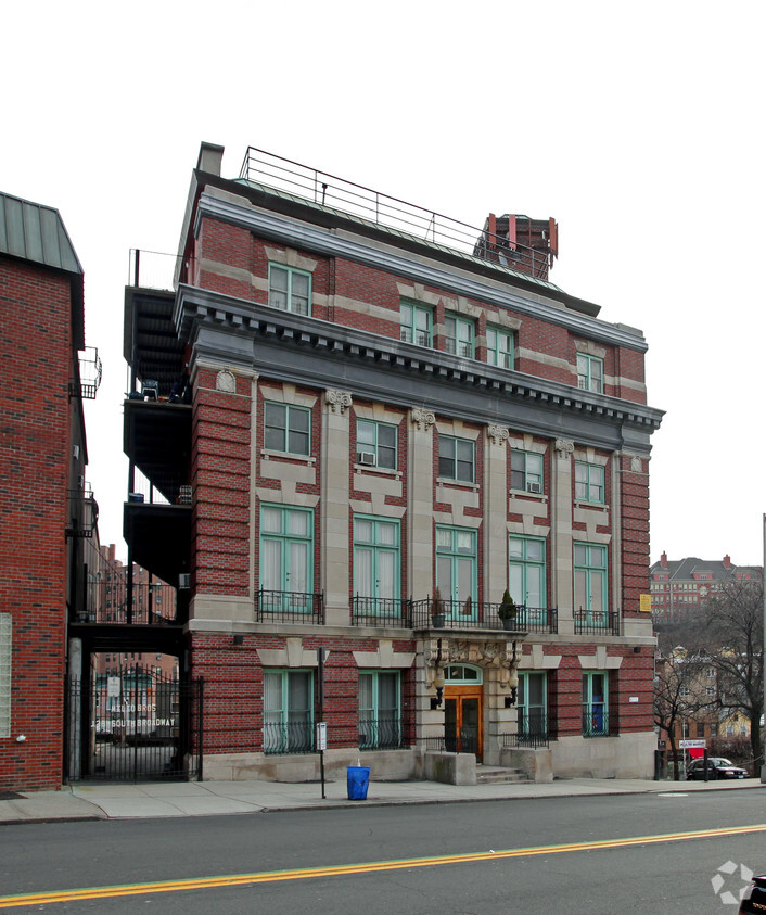 Building Photo - 138 S Broadway