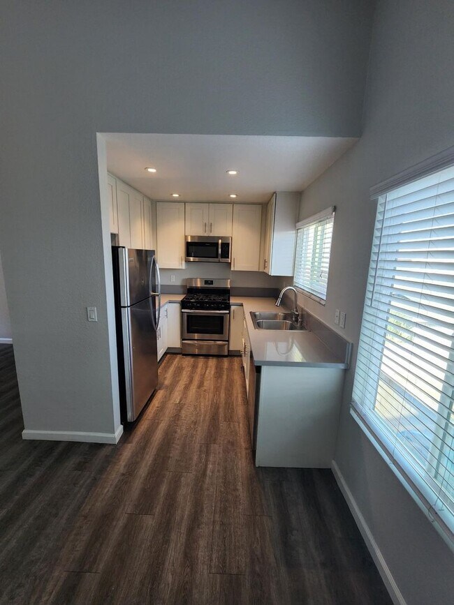 Foto del edificio - 7571-7571 Warner Ave