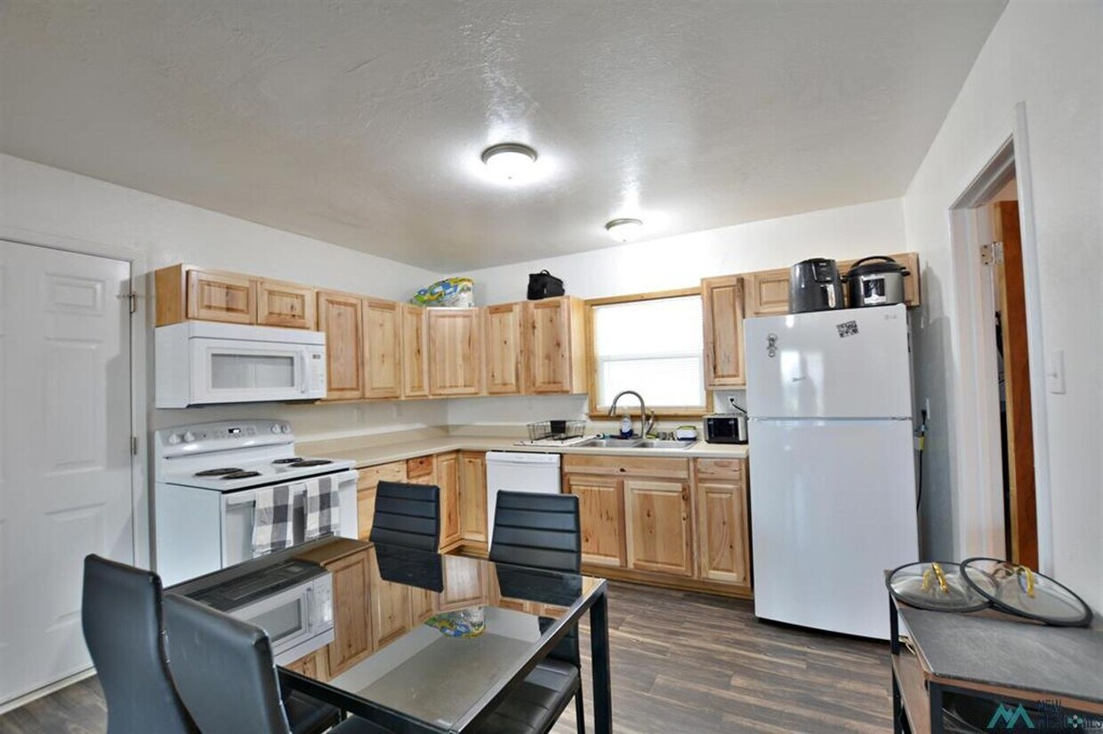 Building Photo - Beautiful 4 bedroom, 1 bath home on corner...