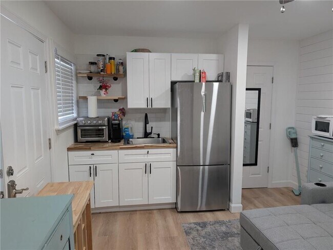 Foto del edificio - 53 Winnapaug Rd