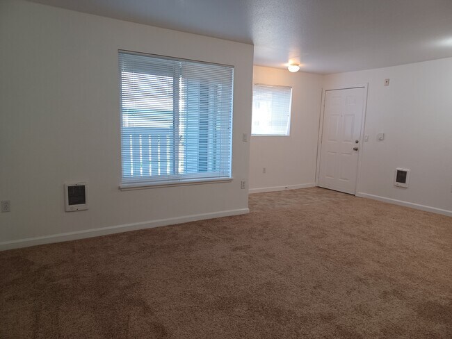 Entry - 6048 SE Drake St