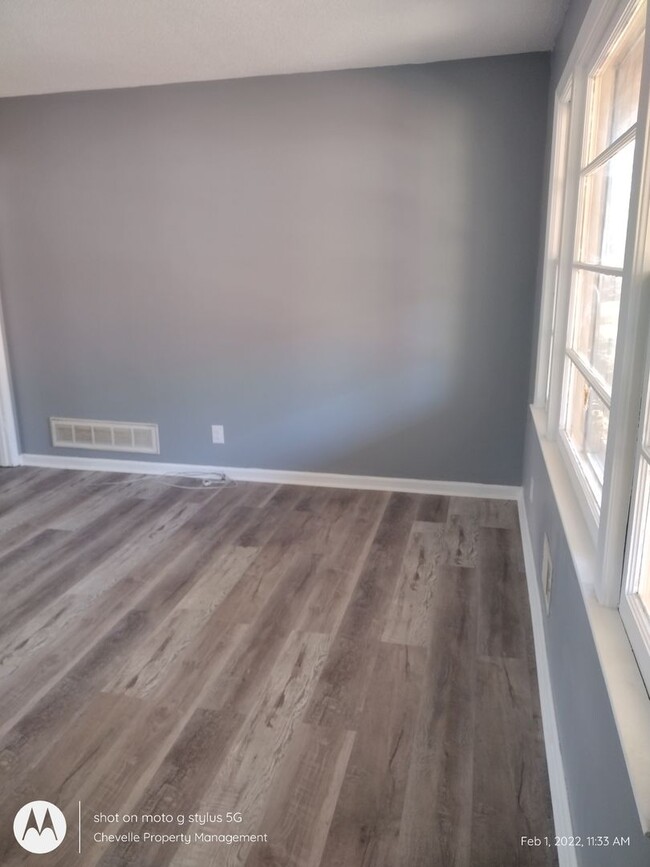 Building Photo - Large Yard, Gorgeous 4 bedroom 2 bath