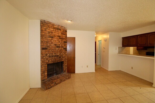 Building Photo - 901-903 Acacia Cir