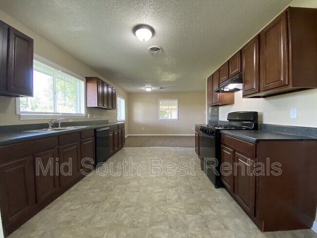 Building Photo - 601 Rose Ln