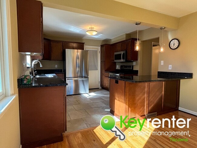 Building Photo - Classic North Tacoma Home with Character!