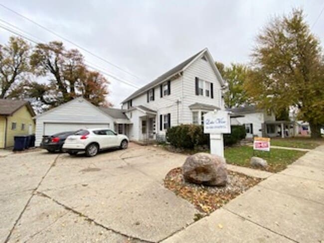 Building Photo - 748 N Lake St