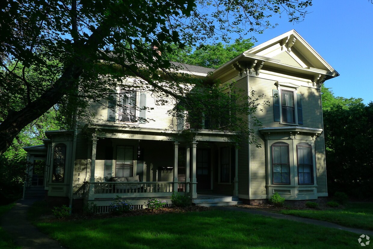 Primary Photo - 61 College St