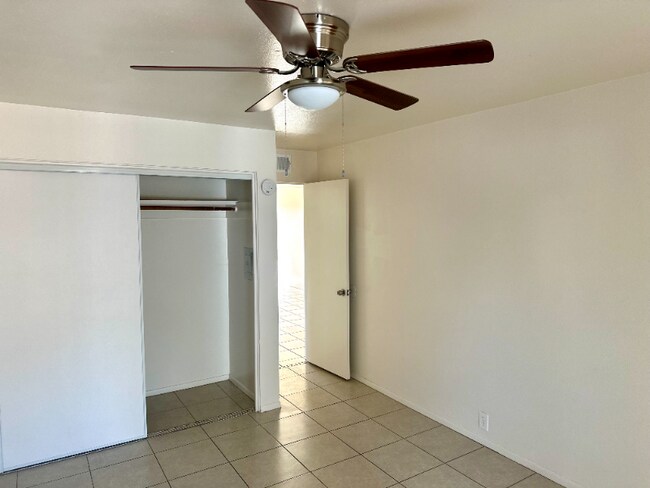 Foto del edificio - 1230 N Dodge Blvd