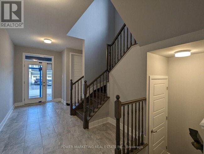 Building Photo - 1029 Showman St