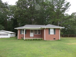 Building Photo - 2020 Clay Dr SW