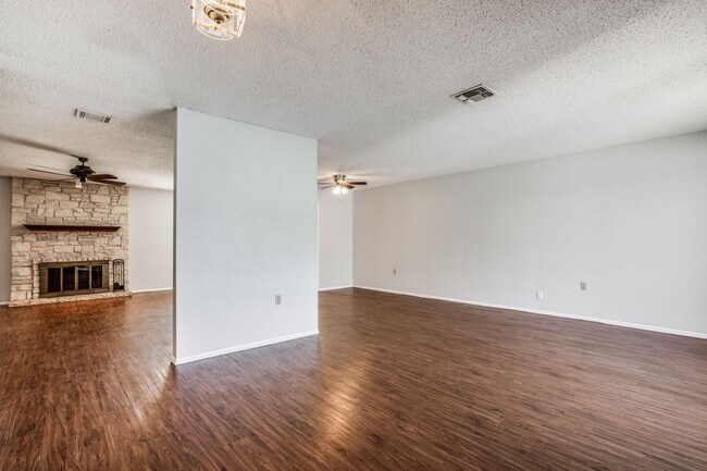 Foto del edificio - 4 Bedroom 2 Bath Cimarron Subdivision