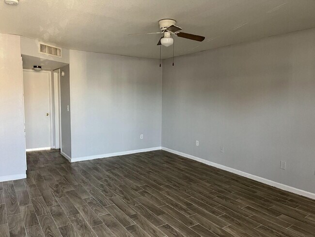 Building Photo - Updated 2BR/1BA | Private Patio | Great Lo...