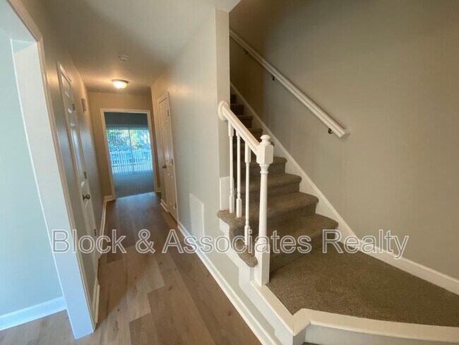 Foto del edificio - 104 Rainmist Cir