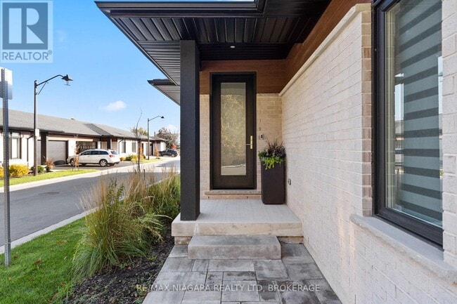 Building Photo - 300 Richmond St