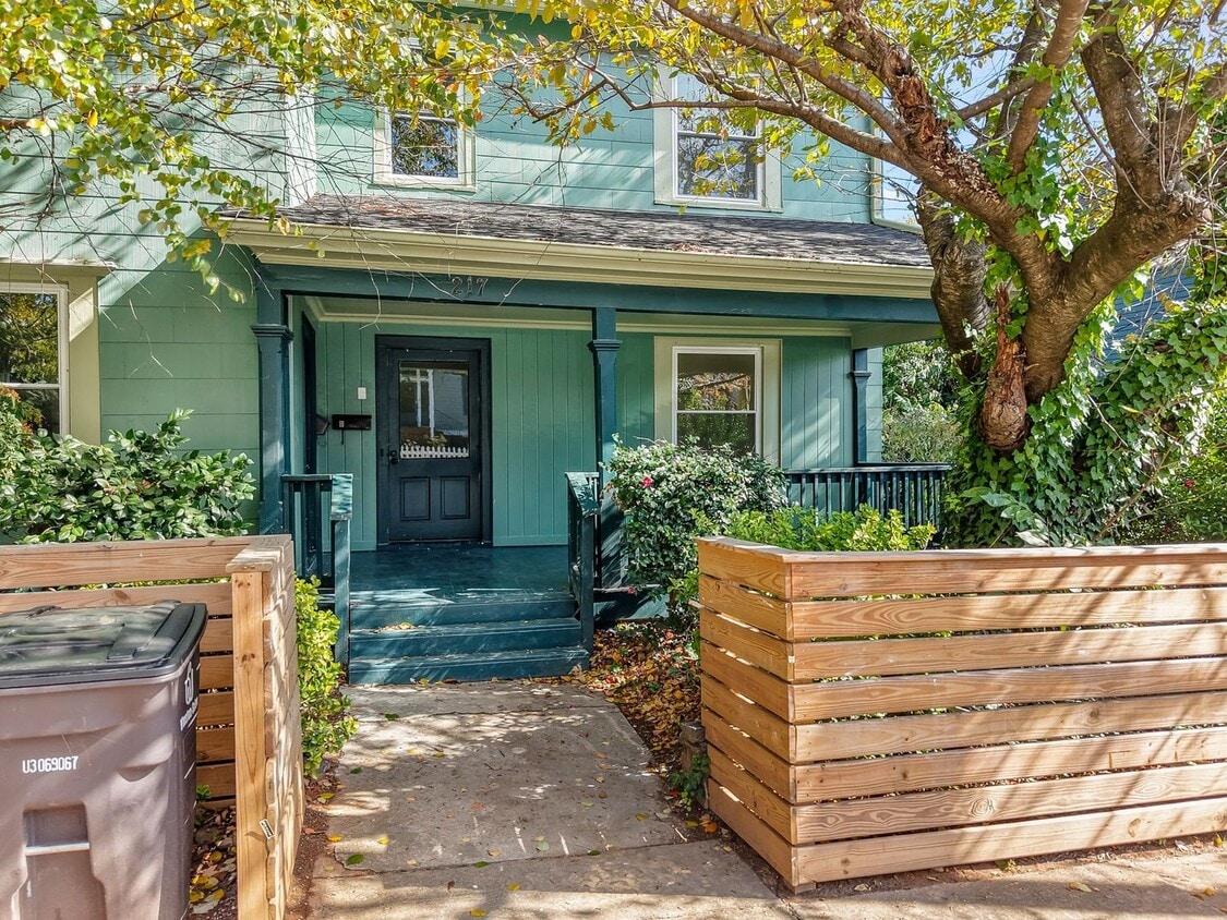 Foto principal - 209 N Spring St