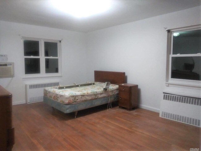 Building Photo - 833 E 48th St