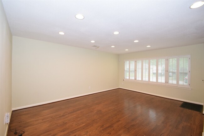 Foto del edificio - 8434 Bluegate St