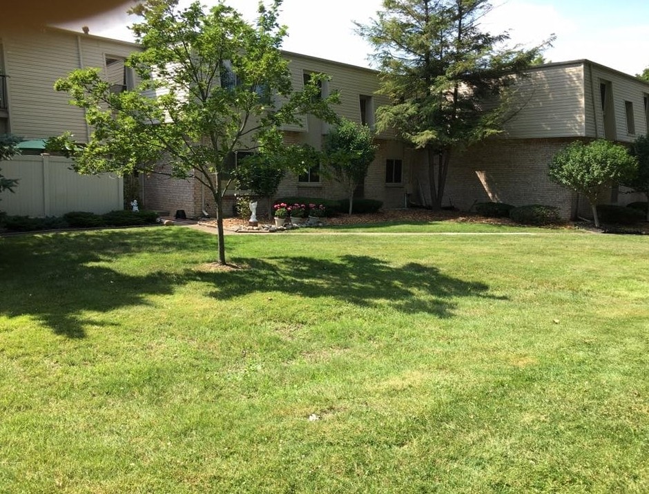 Country Manor Apartments in Grosse Ile, MI