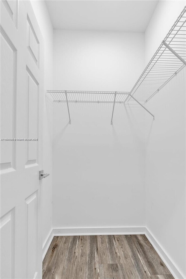 Foto del edificio - 1350 Crystal Way