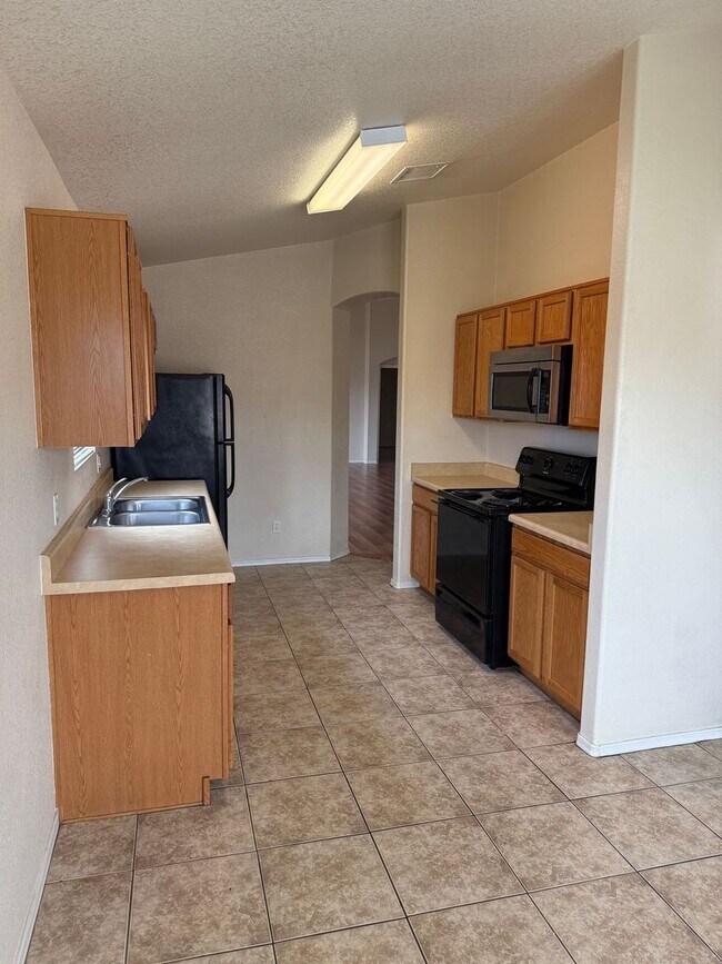 Foto del edificio - 3 bedroom 2 bath rental home with 2 car ga...