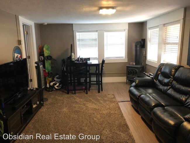 Foto del edificio - 137 NW St Helens Pl