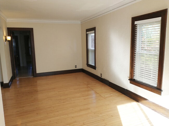 Building Photo - 1315 29th Ave NE