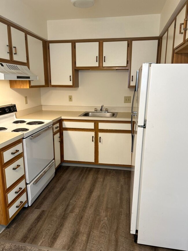 Building Photo - 1 Bedroom Apartment in Parkside Townhomes COMING SOON