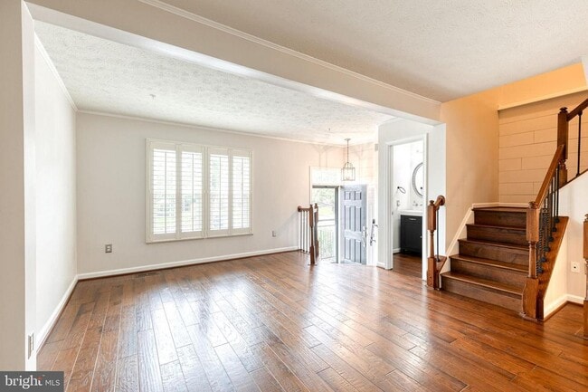 Building Photo - Beautifully Updated 3bd 2/2bth Brick-Front...