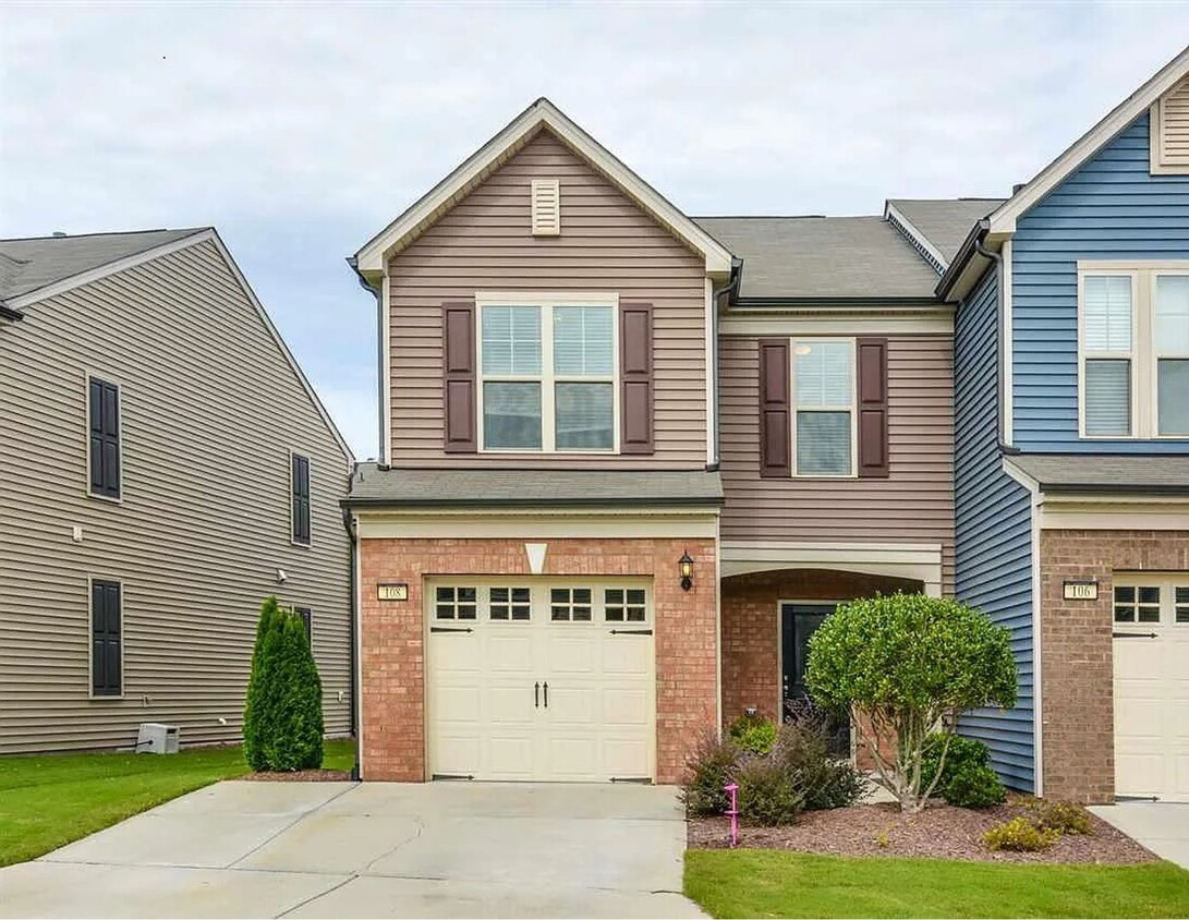 Foto principal - Townhome in the Townes at Brier Creek 3 Be...