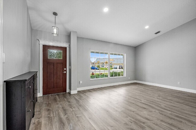 Foto del edificio - Stunning 3 Bed, 2 Bath Home in Vizcaya Estates