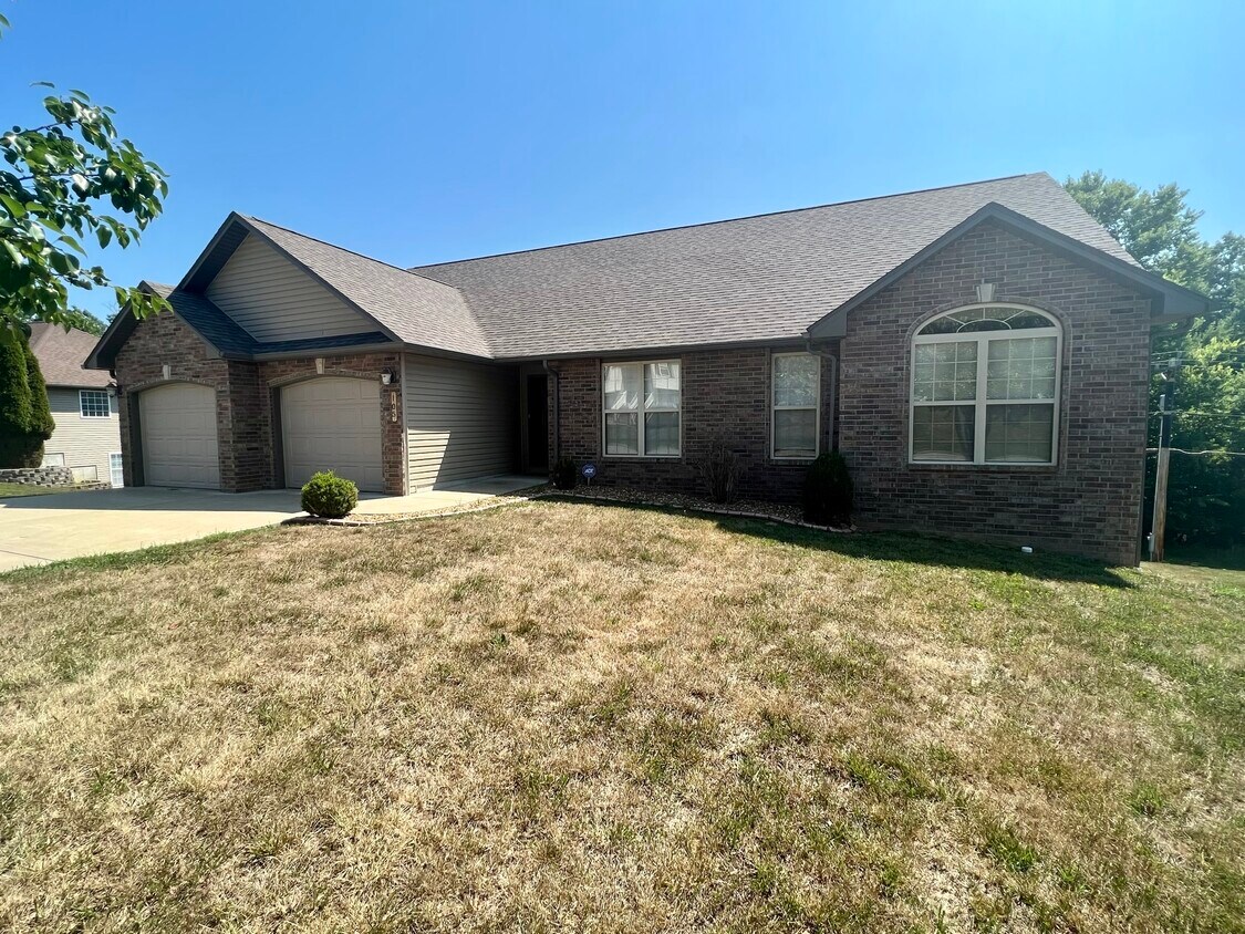 105 Locust Ct, Saint Robert, MO 65584 House for Rent in Saint Robert