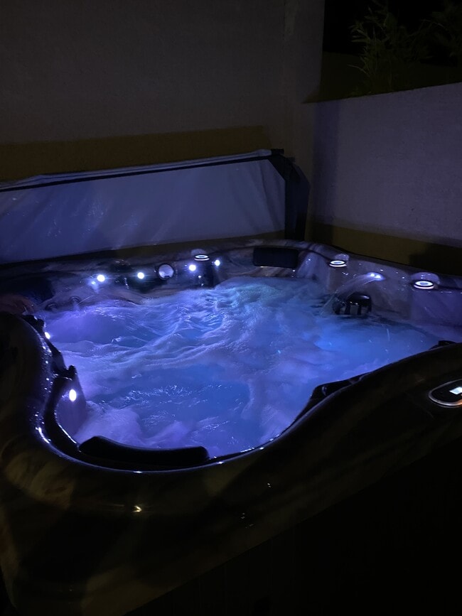 Building Photo - 9645 Grapeland Ave