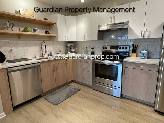 Building Photo - Champlin 2nd Floor Renovated Apartment, Di...