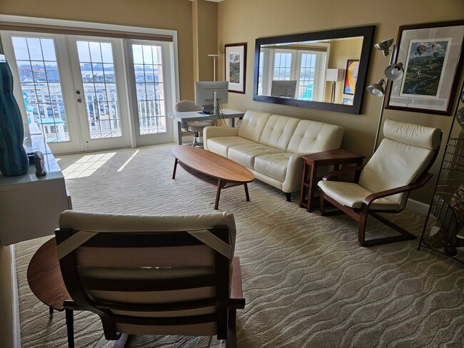 Building Photo - 404 S Beach St