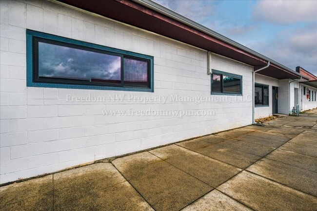 Building Photo - 105 W Walnut St