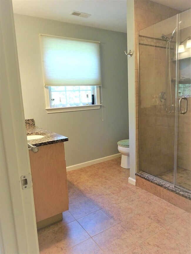 Baño principal con ducha totalmente alicatada y encimera de granito. - 24 Autumn Ln