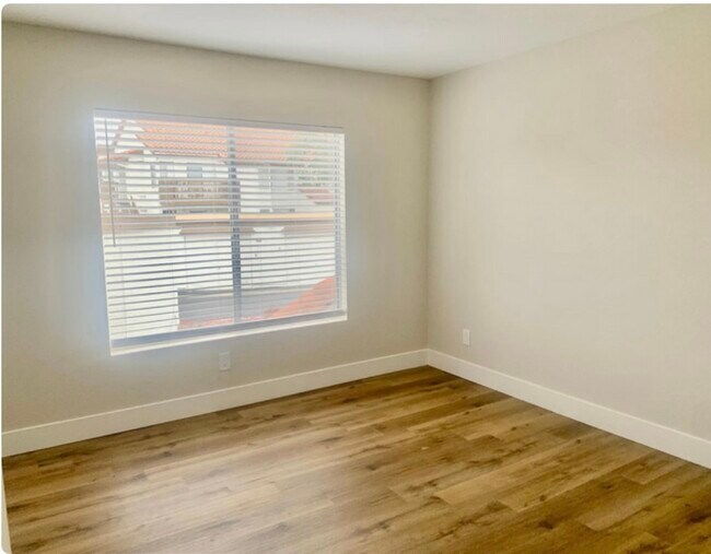 Building Photo - 874 S Rancho Santa Fe Rd