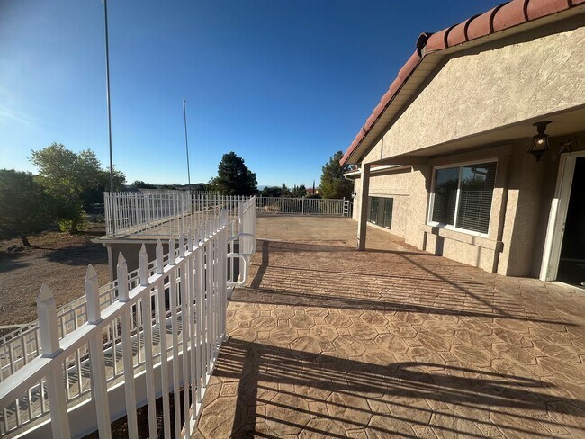 Foto del edificio - Quiet neighborhood, 3 bedroom, 2 bath home, huge front patio/deck, RV parking!