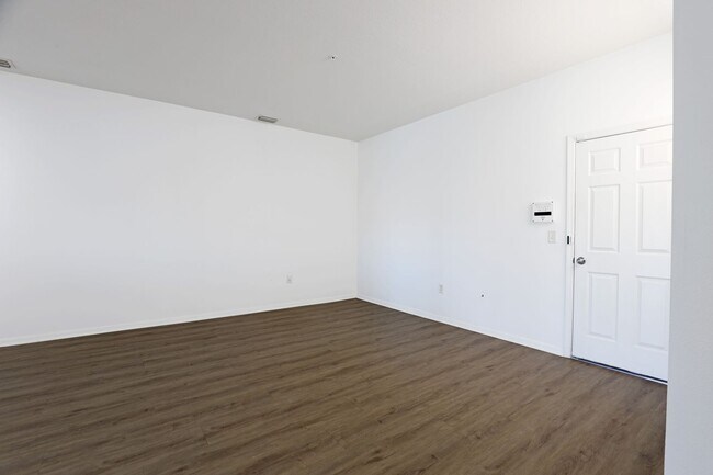 Building Photo - Spacious 3 Bed 2.5 Bath Townhouse Right Of...