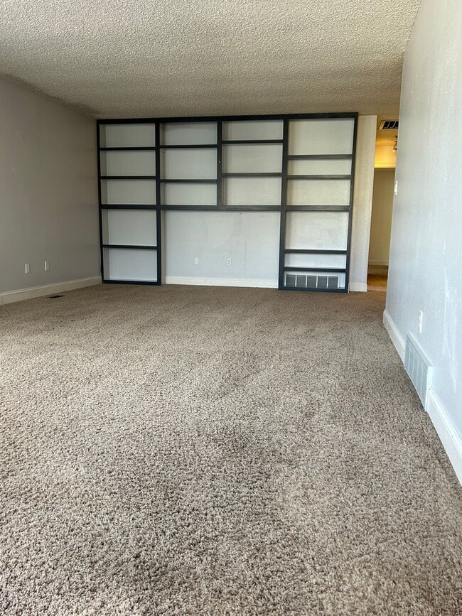 Building Photo - $1450 2 Bedroom/1 Bathroom Townhome Ready ...