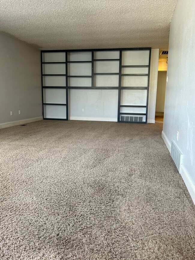 Foto del edificio - $1450 2 Bedroom/1 Bathroom Townhome Ready ...