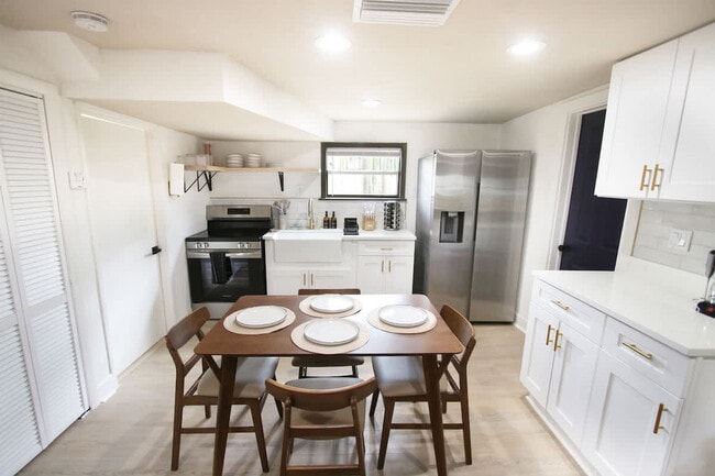 Building Photo - 106 W Emma St