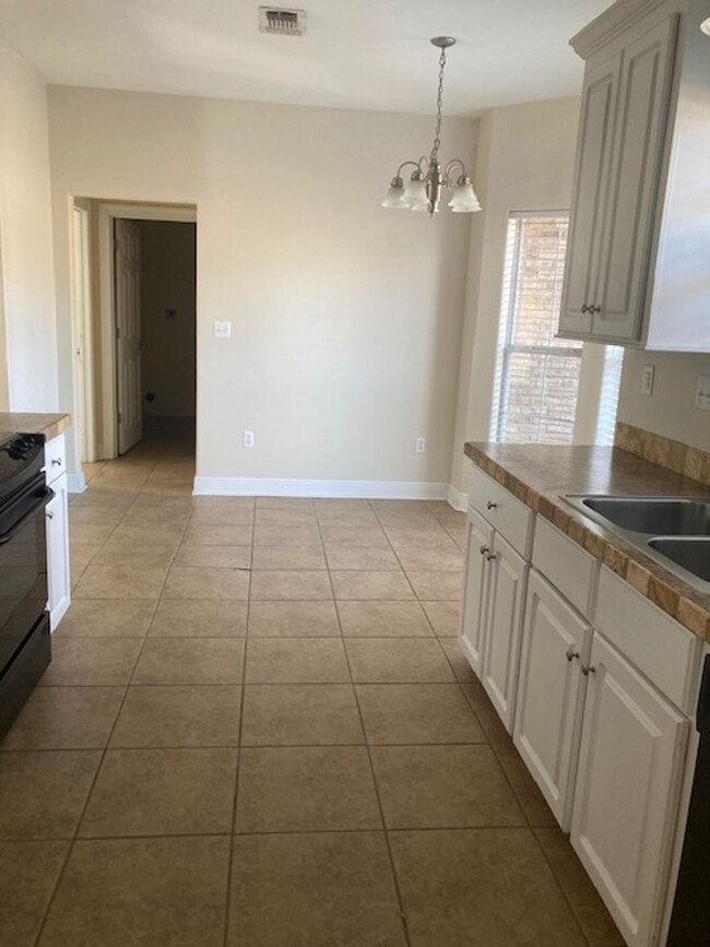 Building Photo - Perkinston 3 Bedroom