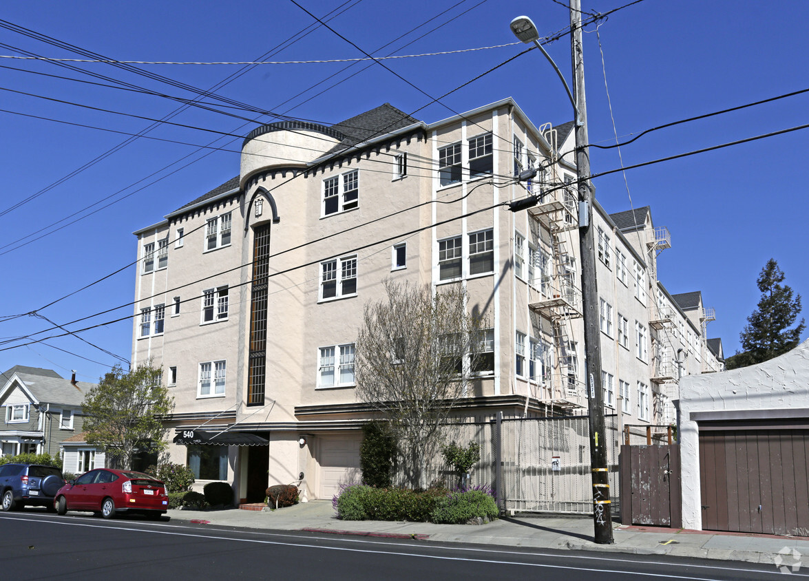 Foto del edificio - Radcliffe Arms Apartments