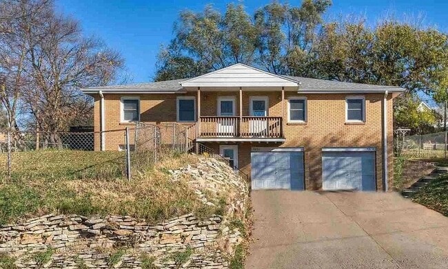 Bright & Spacious 3-Bedroom Duplex Unit on Large Corner Lot with Wood Floors & Garage! - Bright & Spacious 3-Bedroom Duplex Unit on Large Corner Lot with Wood Floors & Garage! House