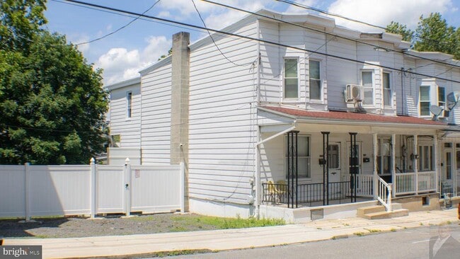 Building Photo - 1734 W Norwegian St