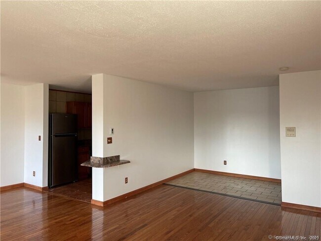 Foto del edificio - 300 Meadowside Rd