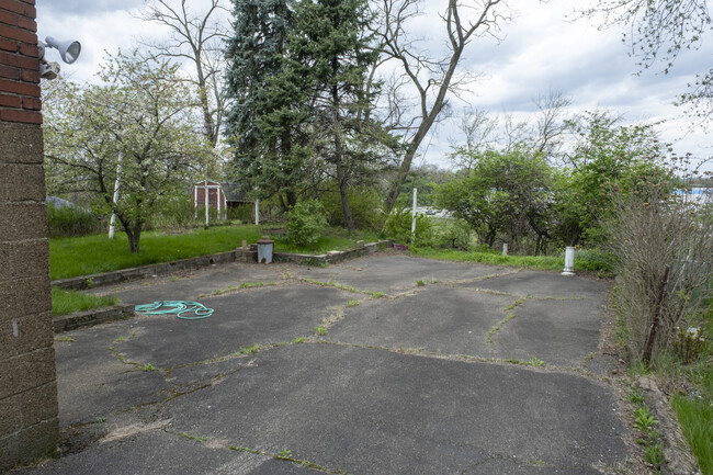 Building Photo - 713 Overhill Dr